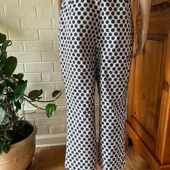 CHICO’S floral print crop pants black flowers on white background - Picture 2 of 6